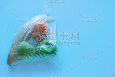 香蕉，苹果和橙子装在一个透明的塑料袋里