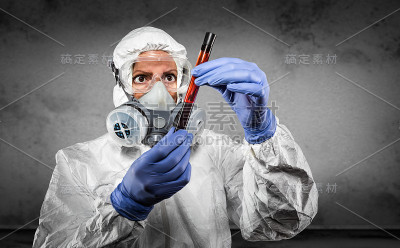 穿着防护服戴着防毒面具拿着血液试管的女人