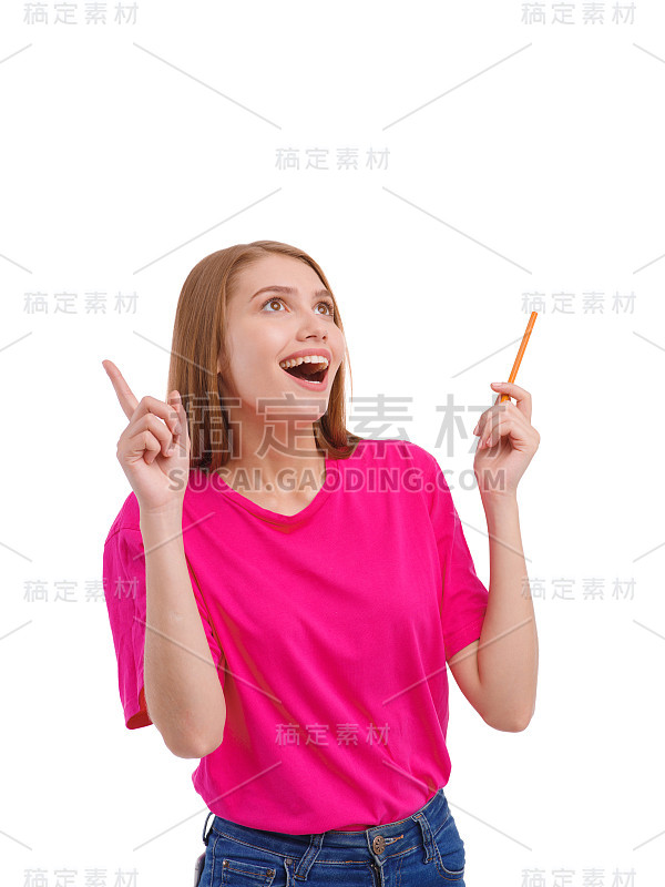 一个快乐的女孩高兴地抬起头，伸出手指。孤立在白色背景上。