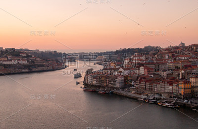 日落时分的波尔图全景。