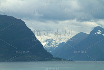冰岛黑白相间。