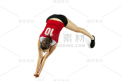 年轻女子排球运动员孤立在白色演播室背景飞行和运动