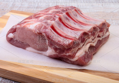 生猪排，切菜板上放香料。准备做饭。