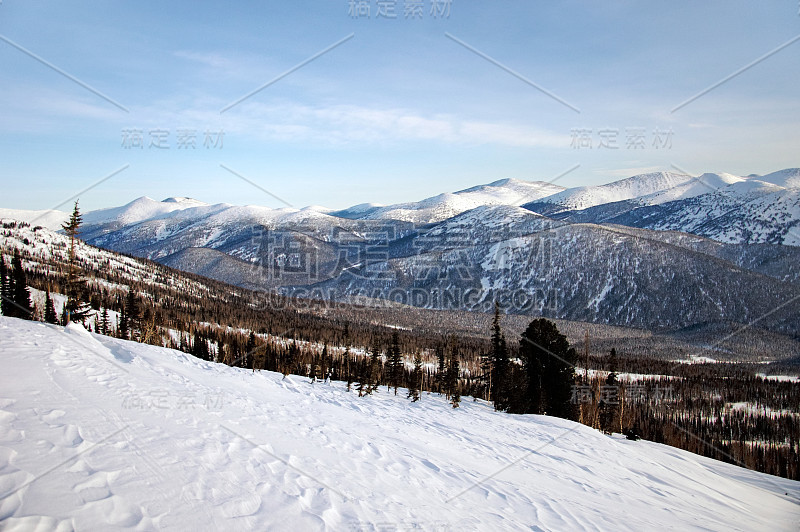 雪山和山腰上的雪。徒步登山。