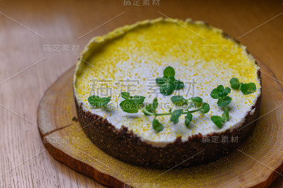 素食螺母蛋糕。酸橙和巧克力腰果挞