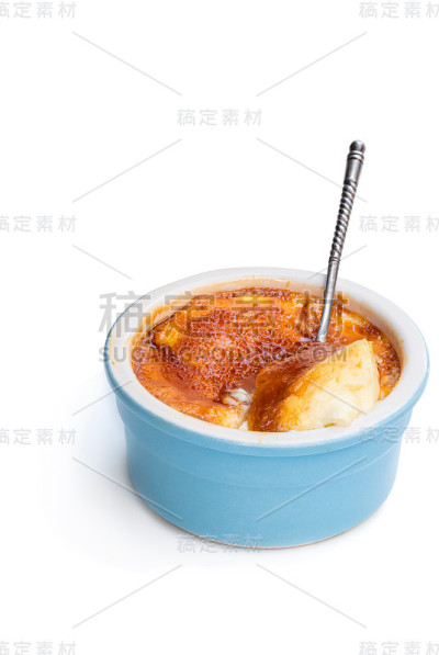 焦糖布丁在蓝色瓷罐孤立在白色