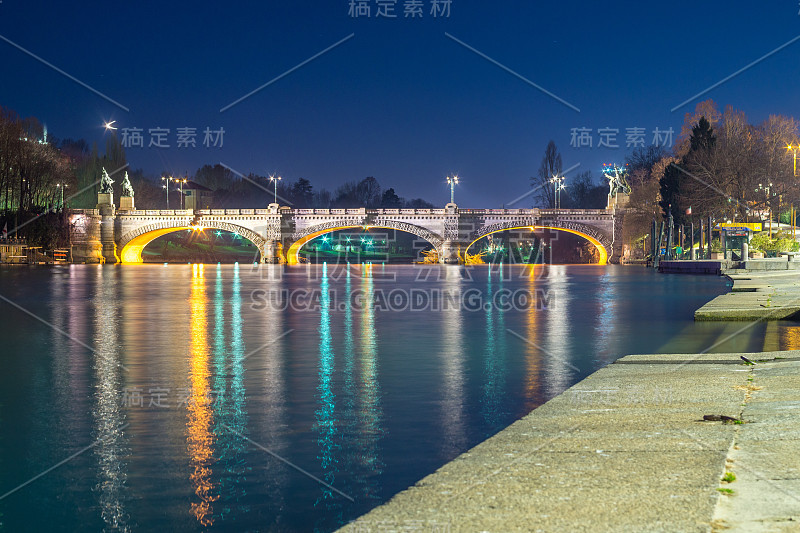 都灵城日落时的全景