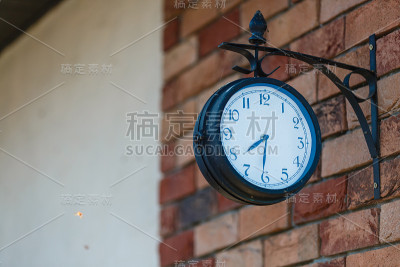 旧时间，7点30分钟在绿色花园的木桌上时间是1点