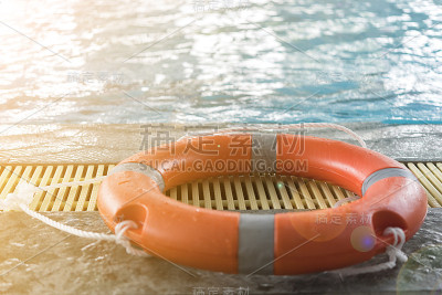 游泳池上漂浮的轮胎