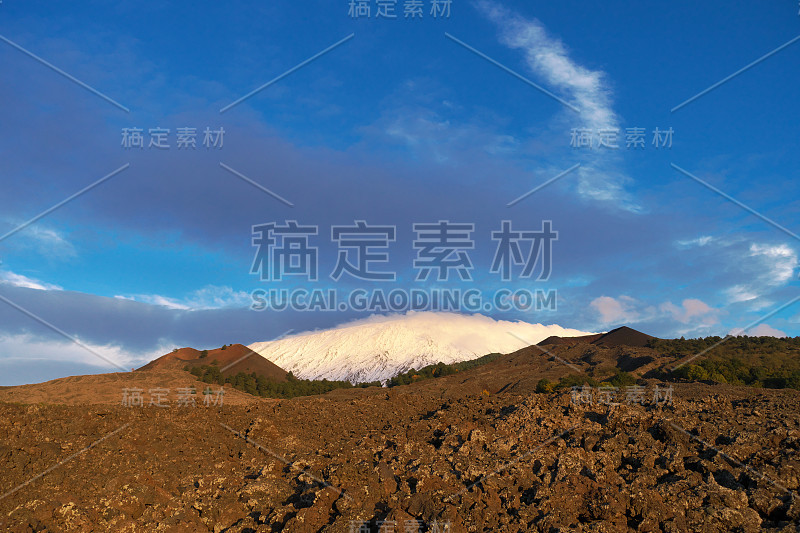 西西里岛的火山景观和多雪的埃特纳火山喜欢低云层