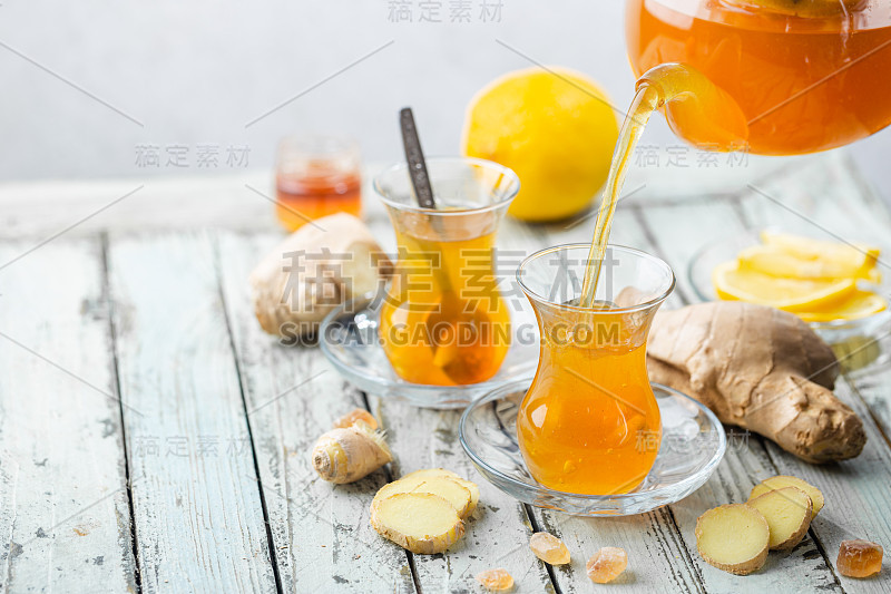 玻璃杯里的姜茶