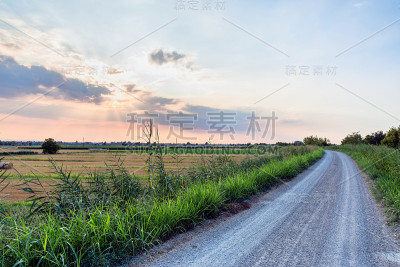 在日落与戏剧性的天空的皮亚那拉帕达那景观