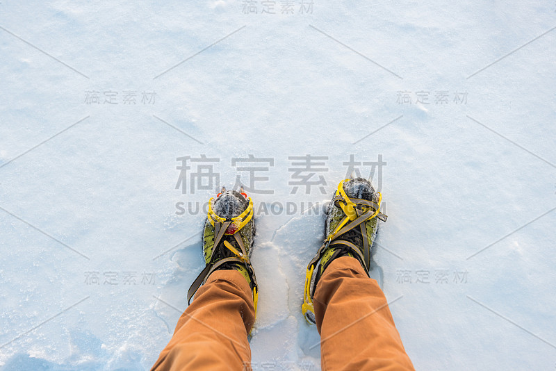 在摩洛哥的阿特拉斯山爬山。登山鞋