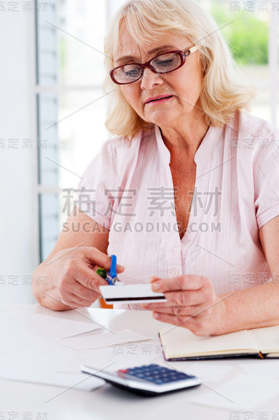 削减预算。