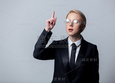 穿着经典黑色西装，戴着眼镜的女商人