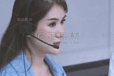 非白种人年轻女性在呼叫中心工作。