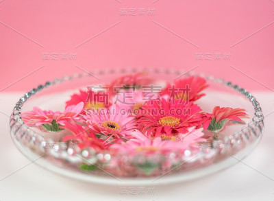 粉红色的花朵漂浮在玻璃碗里
