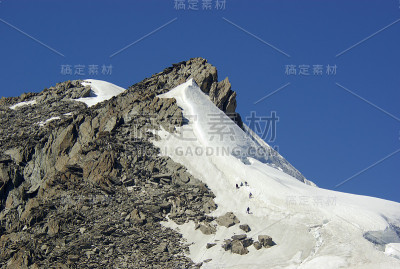 登山队征服顶峰