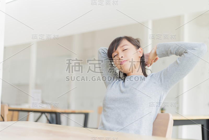 快乐的女人用耳机听音乐放松