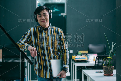 愉快的年轻员工在办公室库存照片
