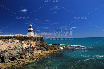 澳大利亚南部的红色和白色海岸标志或带有红色条纹的灯塔。