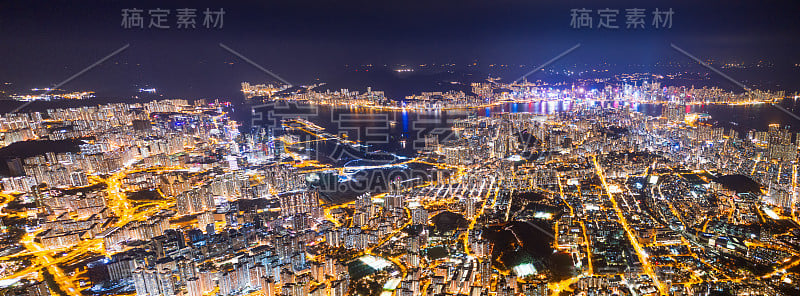 香港夜的全景，从九龙到香港岛。亚洲大都会，空中