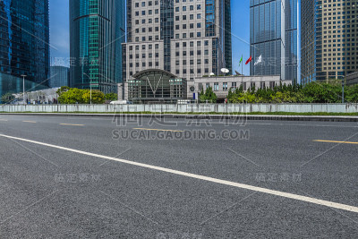 城市空路以现代建筑为背景