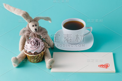 兔子娃娃和纸杯蛋糕