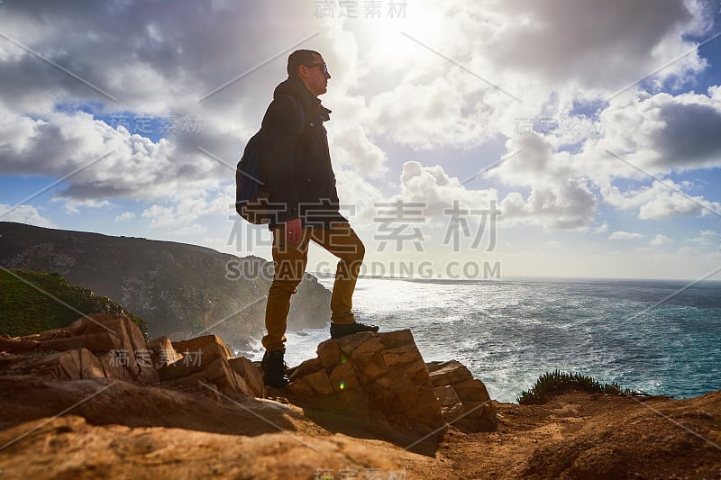 年轻的游客在卡波达罗卡角观看美丽的风景，冬季旅行。位于葡萄牙的欧洲最西端