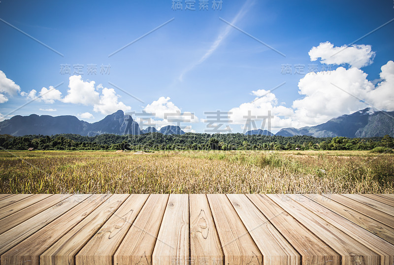 木桌上有稻田和山景