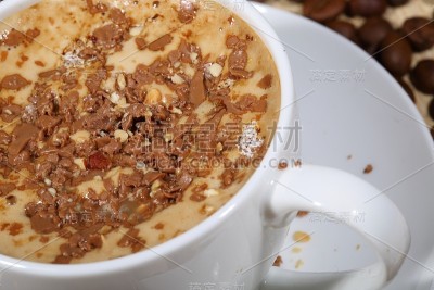 白色杯子里的咖啡和冰淇淋