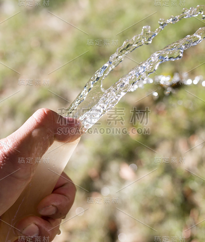 水来自室外的软管