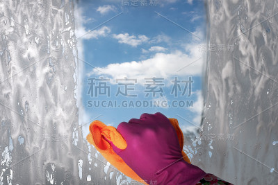 用蓝色的天空擦着肮脏的窗户