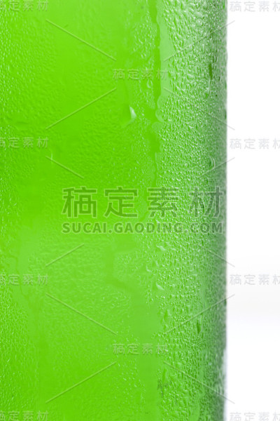 纹理水滴在啤酒瓶上