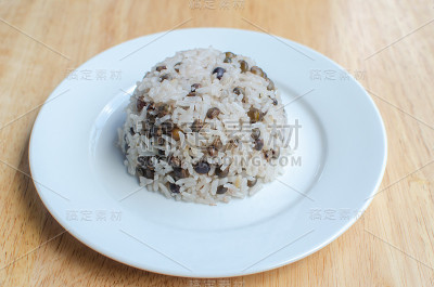米饭配鸽子豆或巴拿马风格的“官渡”