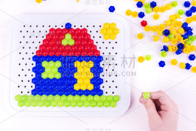 孩子在建造马赛克房子