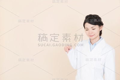 年轻女子指着复印区