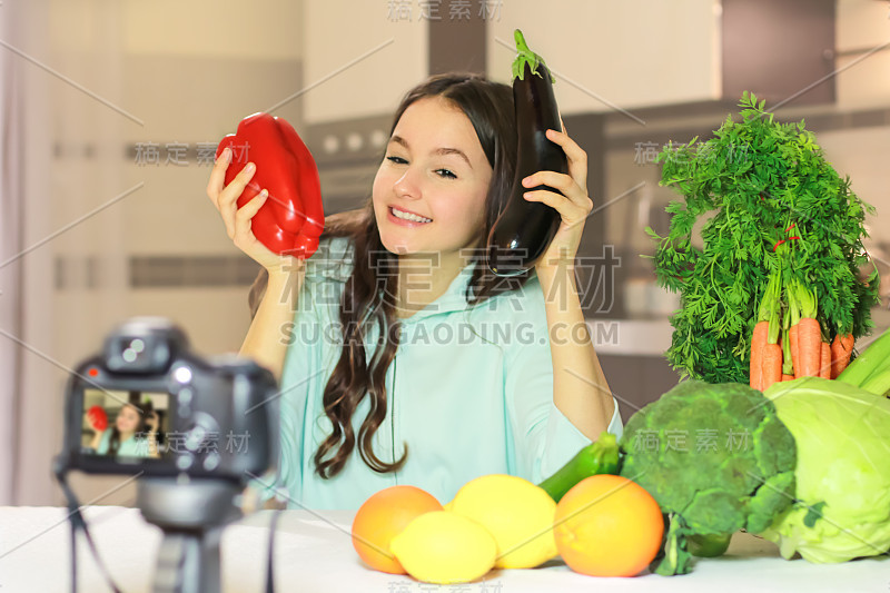 一位年轻的博主向她的粉丝们解释如何健康饮食。向青年人宣传健康饮食习惯、维生素和热量的重要性的概念。