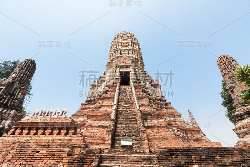 Chaiwatthanaram寺的古塔。