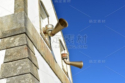 著名的菲斯特拉灯塔，“世界的尽头”和圣地亚哥卡米诺的最后舞台上的雾角。Coruña，西班牙，蓝天，晴