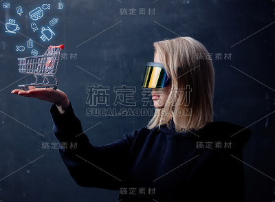 时尚女性在概念VR眼镜购买网上在黑暗的背景