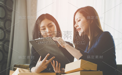 在线零售业务伙伴正在讨论销售报告数据