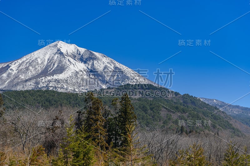 春天的万代山