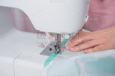 妇女们在缝纫机上工作