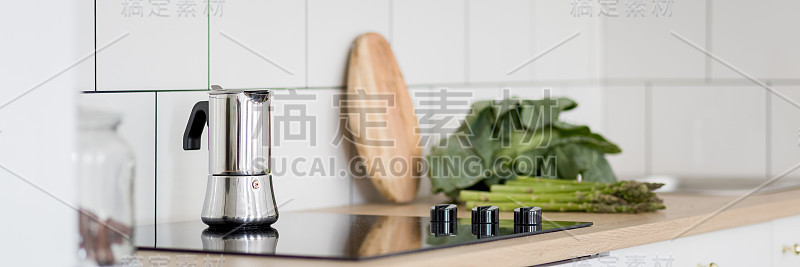 白色厨房，经典瓷砖