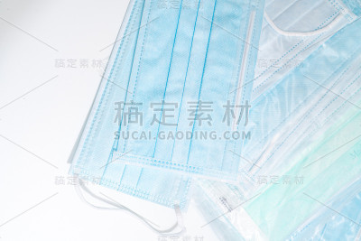 带橡胶耳带的外科口罩。典型的三层外科口罩，用以覆盖口鼻。防止细菌滋生。保护的概念。