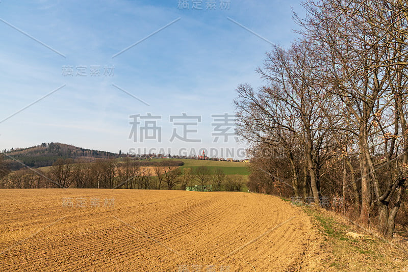 布佐夫城堡周围是捷克共和国的田野、小山和蓝天