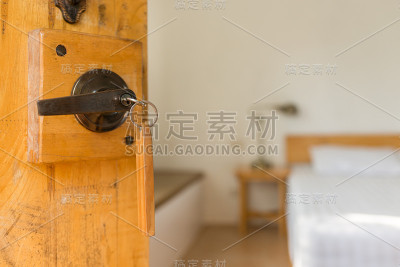 半开的卧室门，钥匙插在钥匙孔里