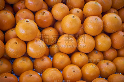 本地市场上的新鲜有机橙子