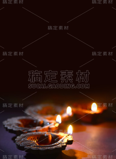 粘土灯盏在排灯节庆祝期间点燃。问候卡设计印度的光节日称为排灯节